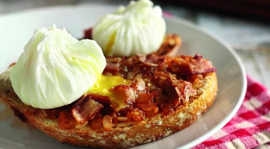 Тосты с беконом и яйцом-пашот: ресторанный завтрак у вас дома