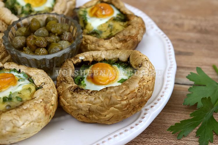 Запеченные шампиньоны, фаршированные перепелиными яйцами