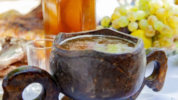 В Цхинвале аккуратно отмечают пивной праздник октября и собирают людей во дворах парка