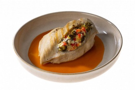 Куриная грудка на пару с овощной начинкой и мандариновым соусом