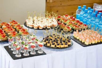 Тонкости фуршетного этикета: как блеснуть на вечеринке