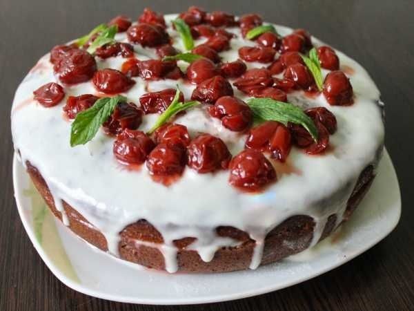 Шоколадный торт с вишней и сметанным кремом: идеальное угощение к празднику