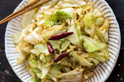 Пикантная и хрустящая жареная капуста по-китайски: простой секрет вкусного гарнира