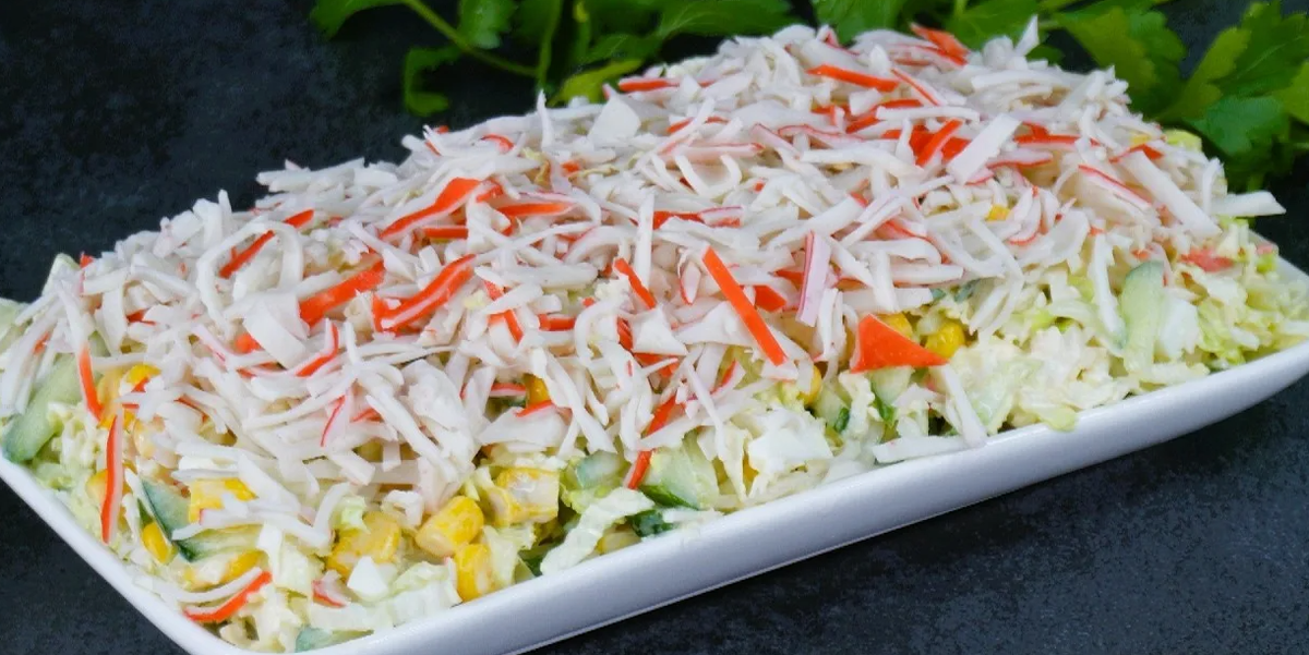 Крабовый салат с кукурузой: лучшее блюдо для праздничного стола