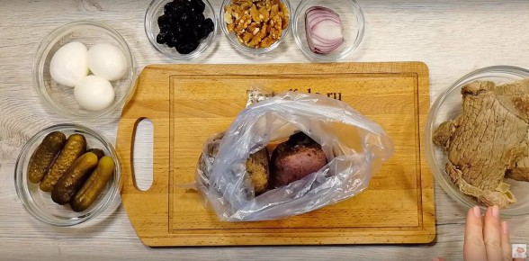 Взрыв вкуса: салат, который покорит новогодний стол