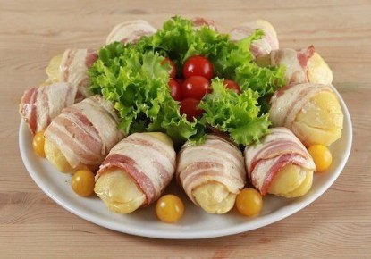 Картофель в беконе с тертым сыром и луком