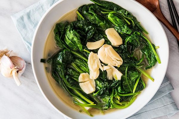 Шпинат в чесночном бульоне: здоровый и невероятно вкусный гарнир