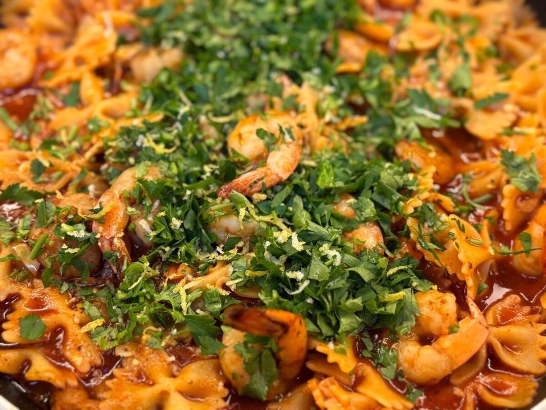 Вдохновляющее блюдо из креветок в томатном соусе с коньяком