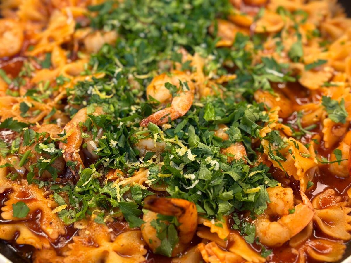 Вдохновляющее блюдо из креветок в томатном соусе с коньяком