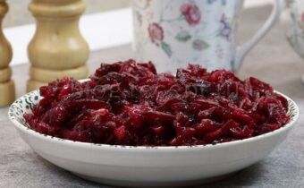 Легкий салат из свеклы с жареным луком и огурчиками