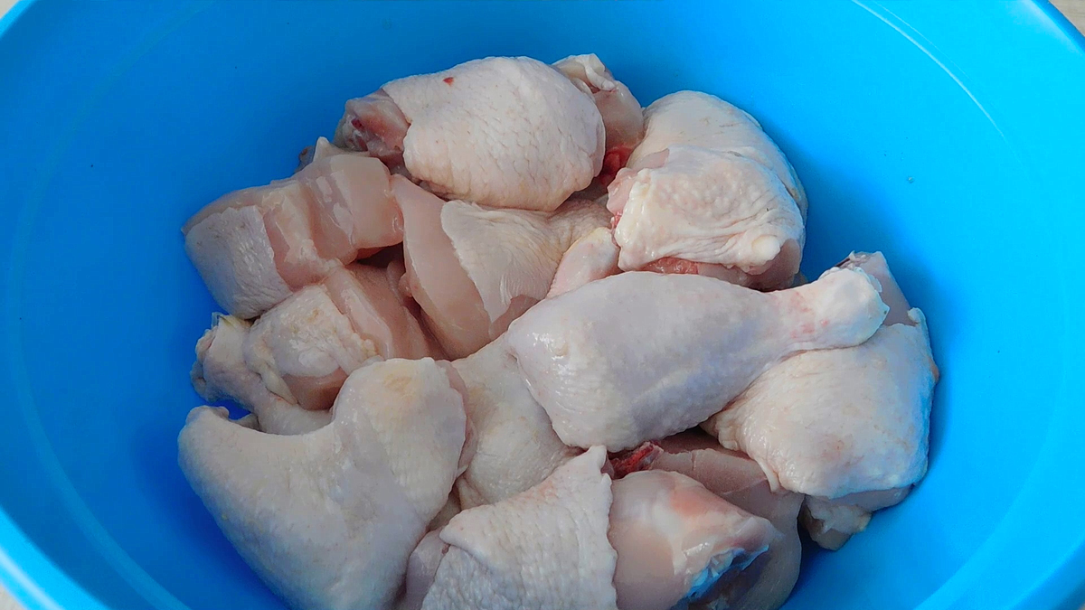 Необычные рецепты запеченной курицы: как сделать обед вкусным и простым