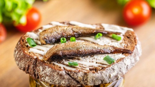 Сколько стоит бутерброд со шпротами в России?