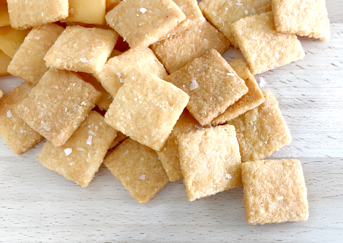 Наслаждайтесь хрустящими кето сырными крекерами всего из трёх ингредиентов