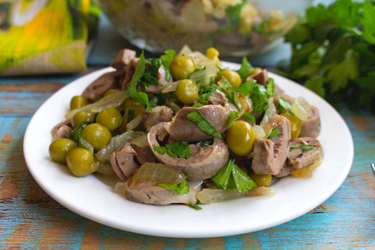 Салат с куриными сердечками и зеленым горошком