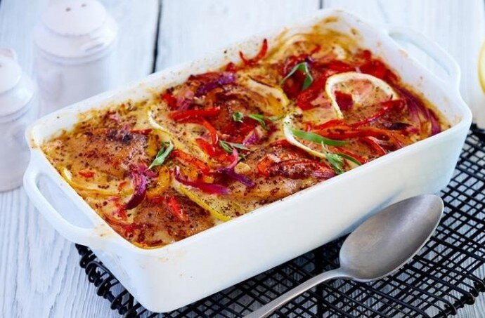 Нежные куриные бедрышки в сметанном соусе с овощами