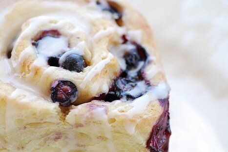 Нежные булочки с черникой: простой рецепт для ваших гостей