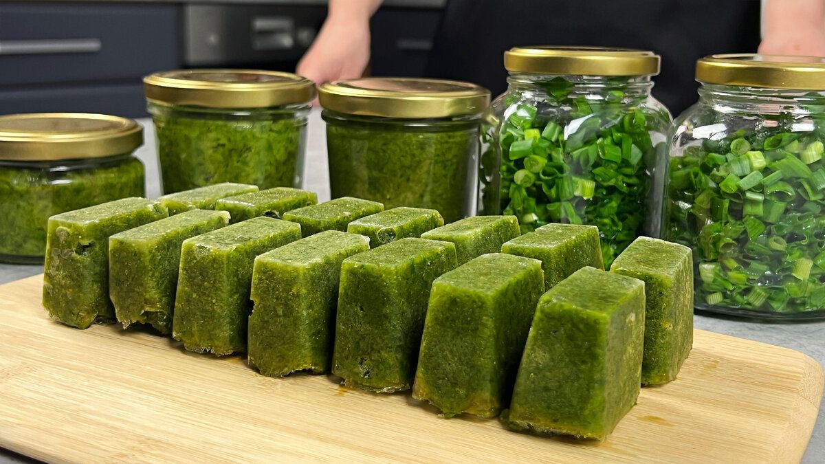 Как сохранить свежий вкус зеленого лука до весны: два простых рецепта
