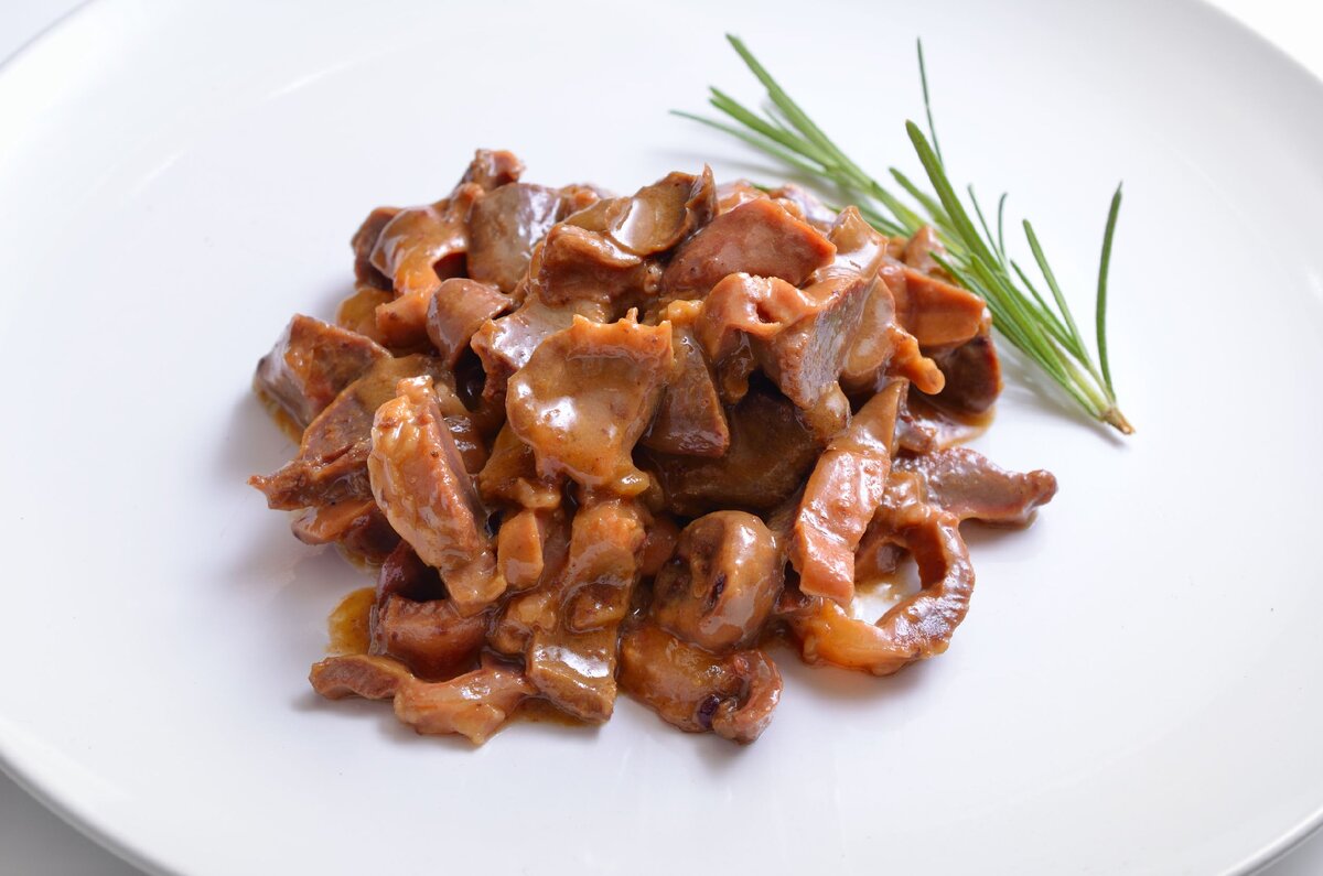 Ароматное блюдо из печенки в сливочном соусе