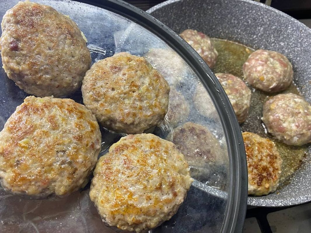 Как перевернуть крышку и упростить жарку котлет