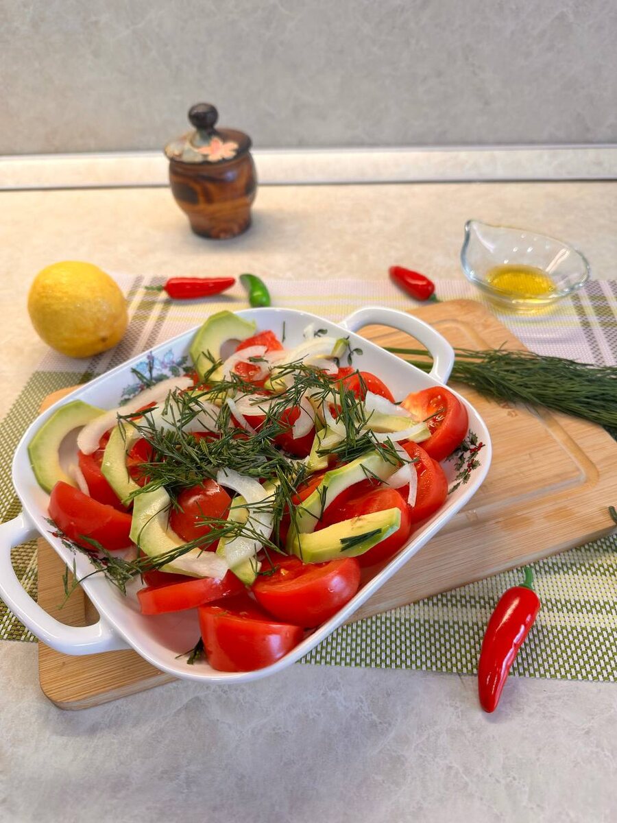 Салат из помидоров и авокадо: легкость и свежесть в вашем рационе