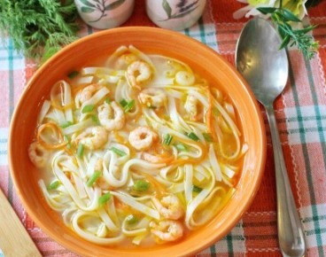 Суп с креветками и лапшой