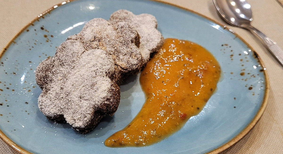 Шоколадные булочки без дрожжей и с фруктовым повидлом