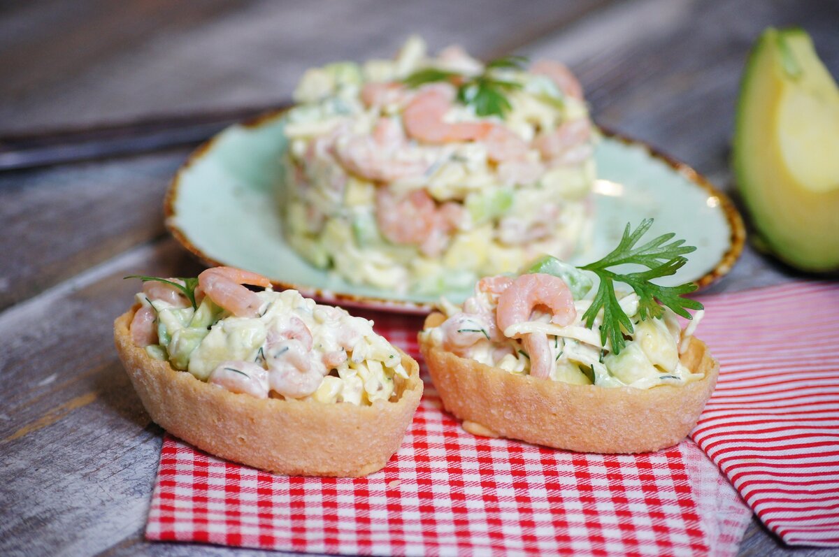 Элегантный салат с креветками и авокадо, который удивит гостей