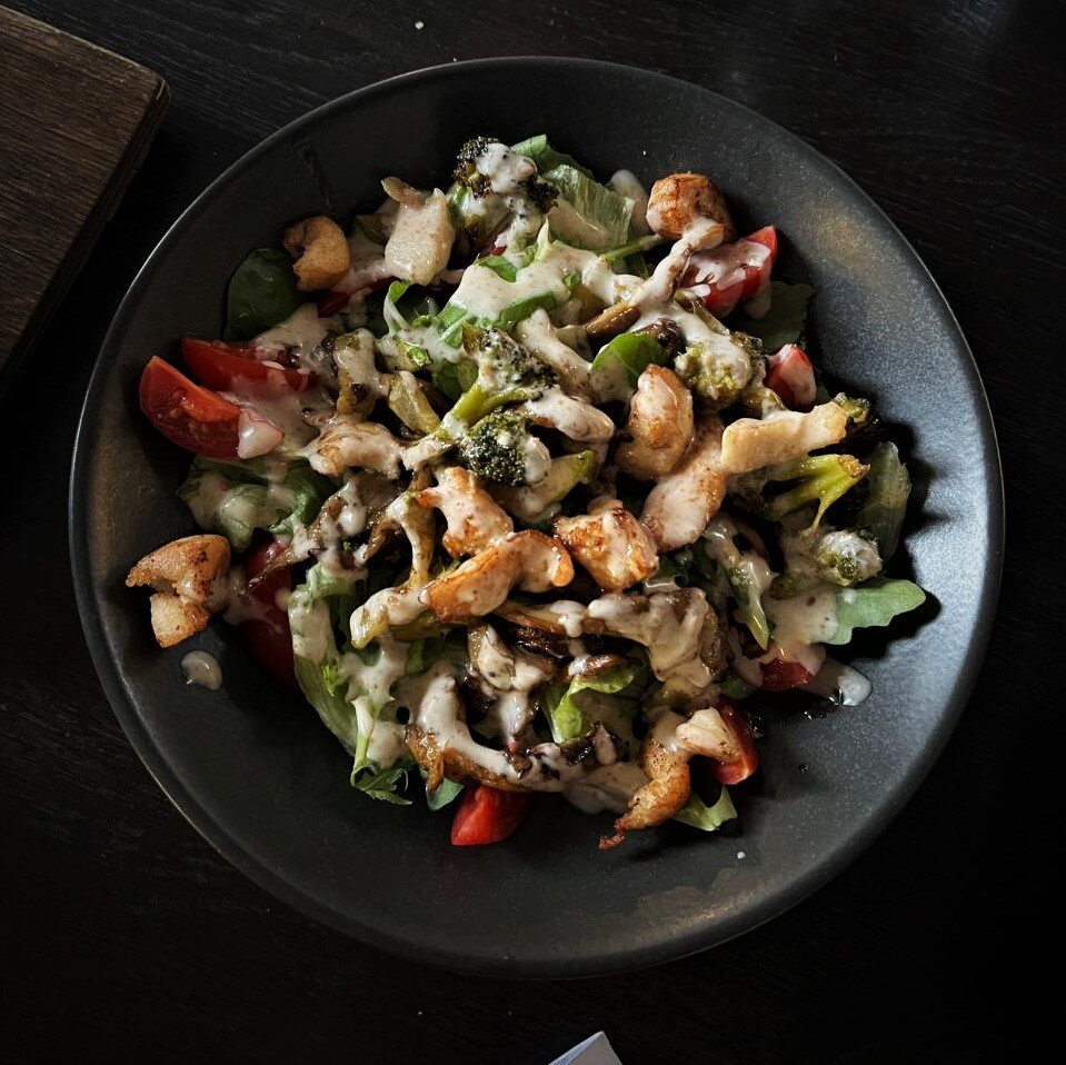 Гостья отвергла соленый салат: как курьез в кафе стал поводом для размышлений