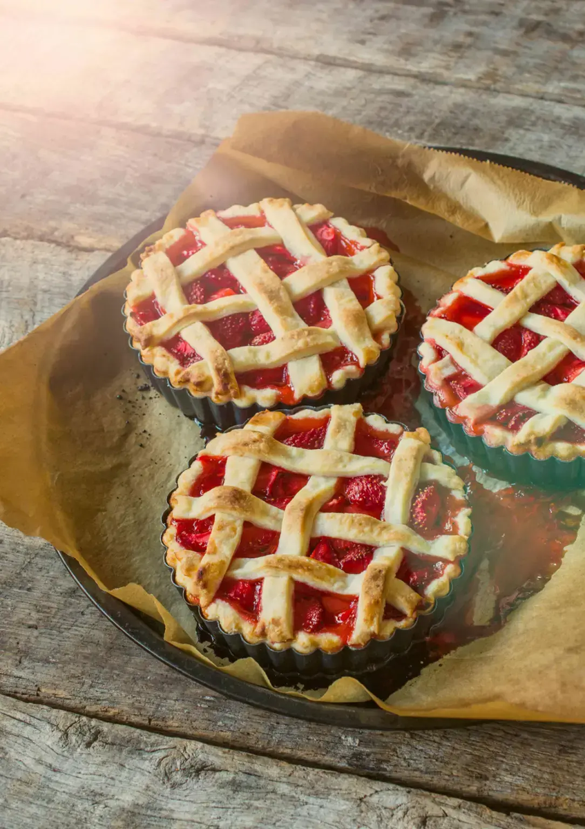 Открытые пирожки с клубникой: летнее искушение в каждой порции