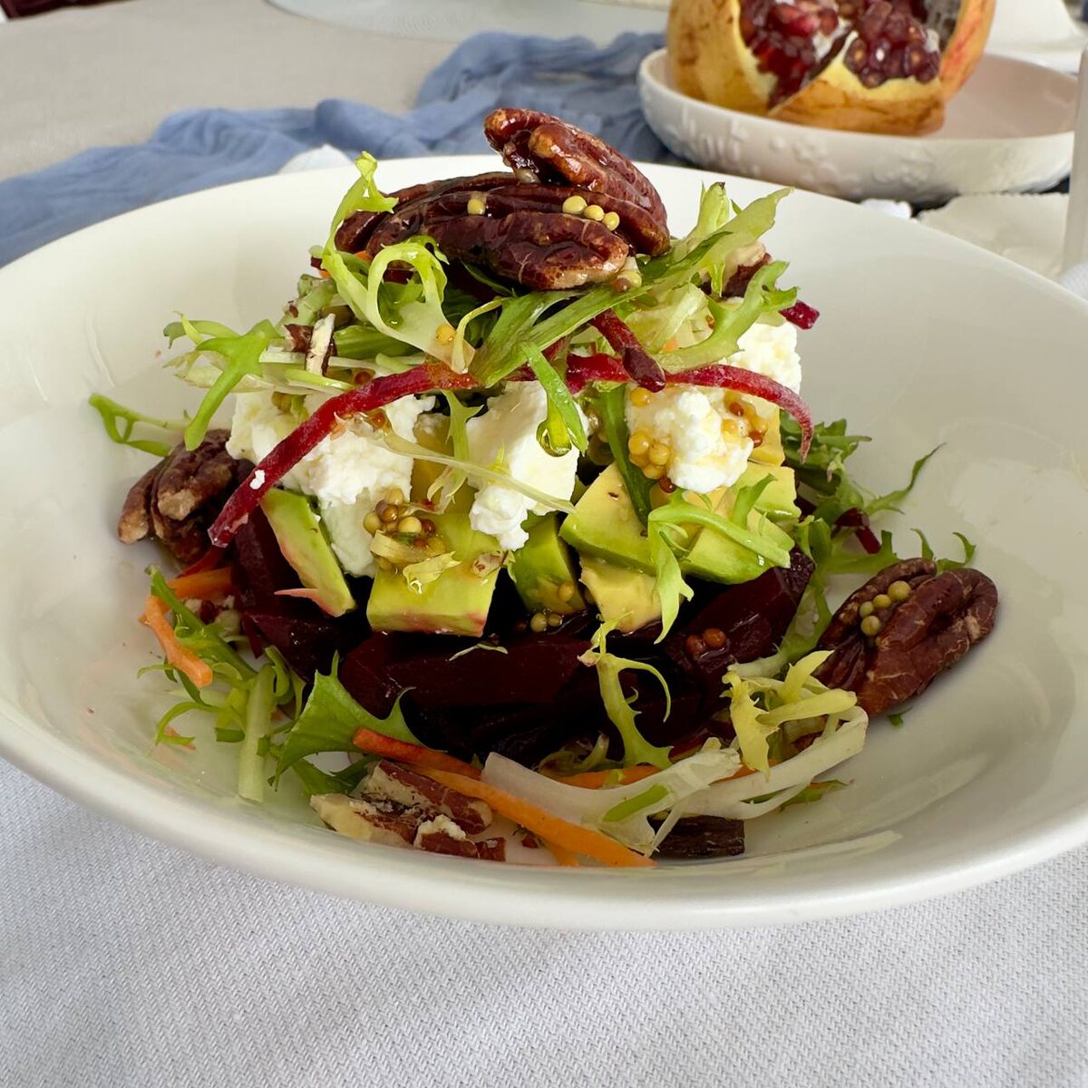 Вкусный салат со свеклой и авокадо для идеального завтрака