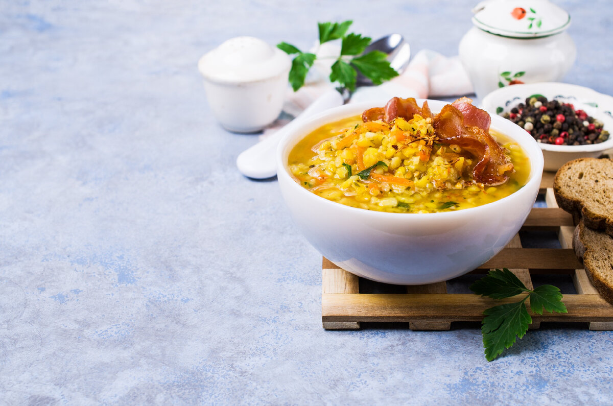 Вкусный чечевичный суп с копченым беконом, который согреет душу