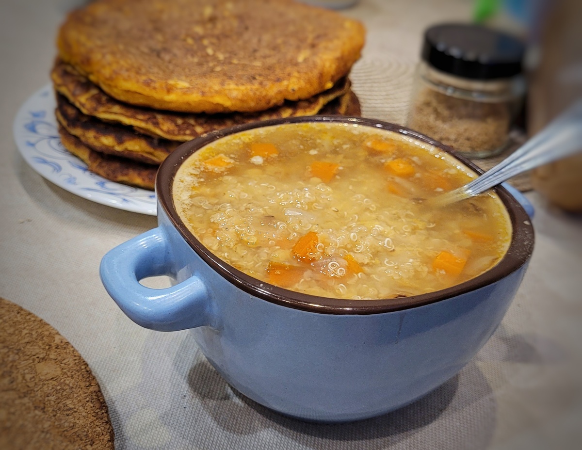 Вкусный веганский суп с киноа и чечевицей для здоровья и настроения