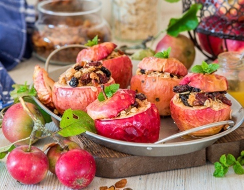 Запеченные яблоки с овсянкой: простой и вкусный десерт