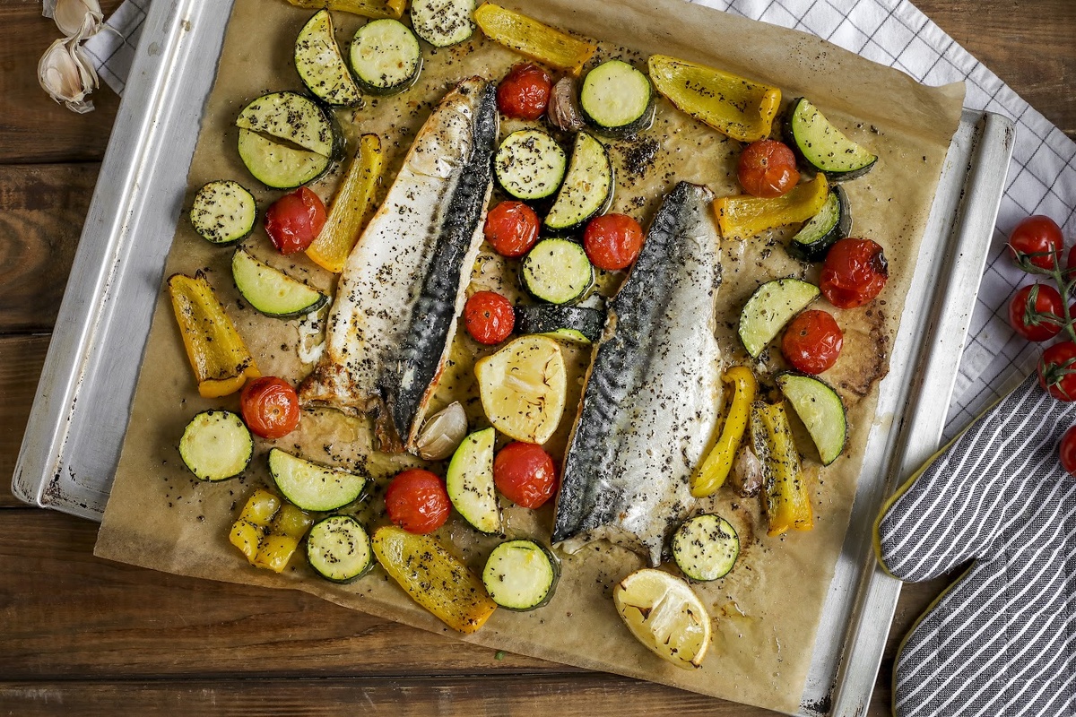 Скумбрия с овощами: вкусный домашний рецепт
