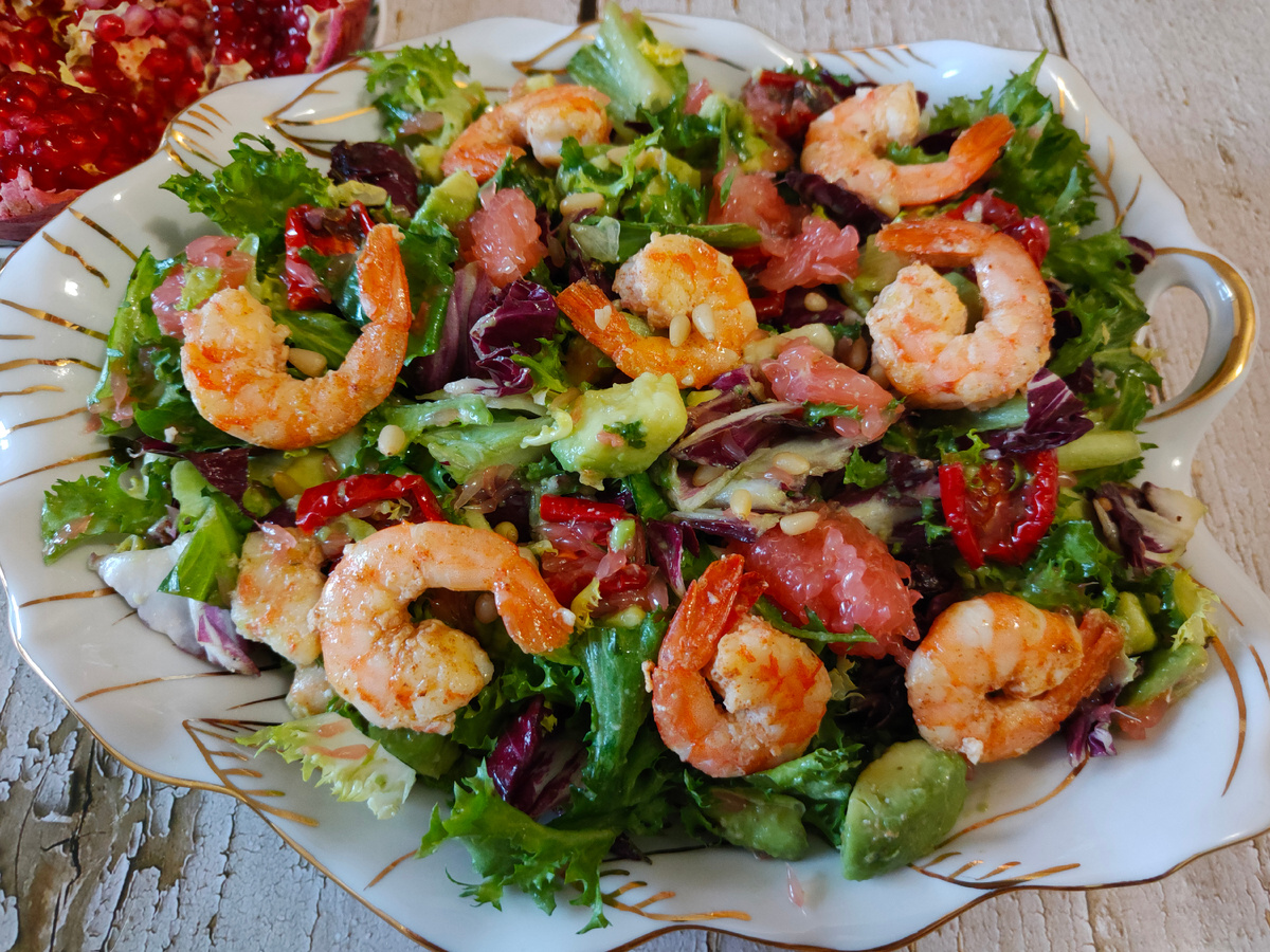 Удивительный салат с креветками, грейпфрутом и авокадо