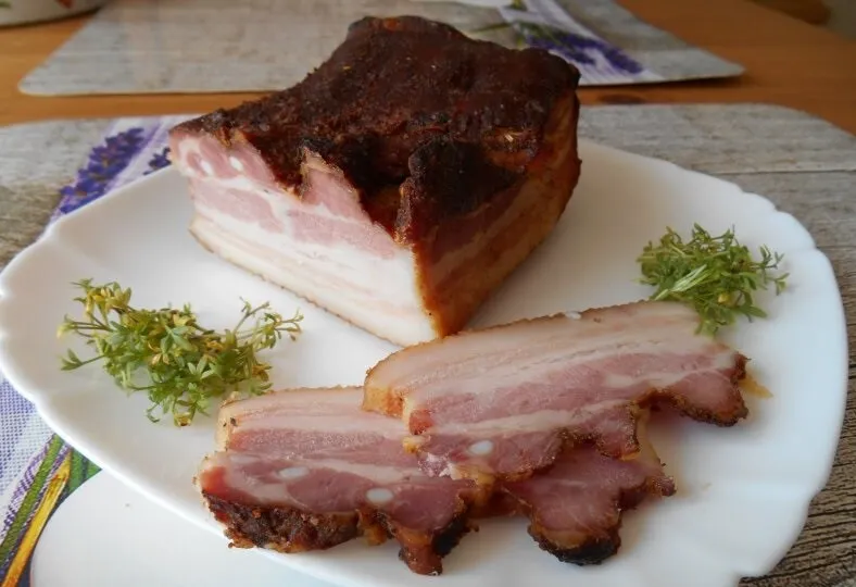 Запеченная грудинка: великолепное угощение для пасхального стола