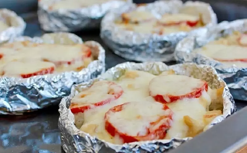 Запечённая курица с картофелем в фольге — праздничный ужин без лишней суеты