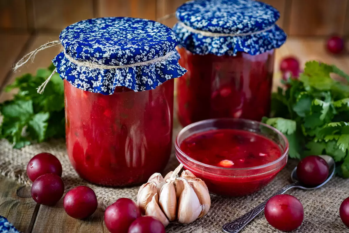 Опустите все в Ткемали: 6 уникальных рецептов соуса на зиму