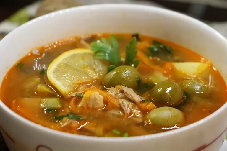 Как приготовить рыбную солянку из консервов всего за 15 минут