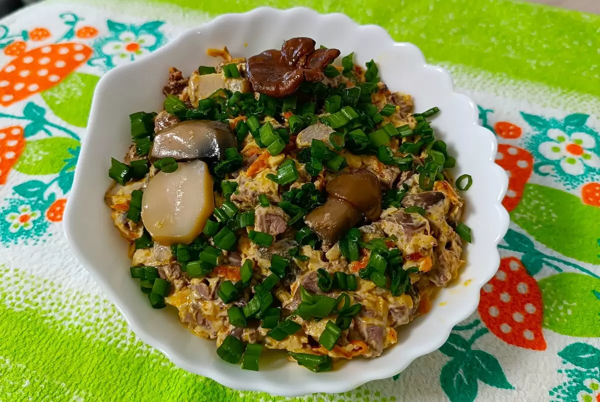 Кулинарный шедевр: секретный салат с куриной печенью и грибами