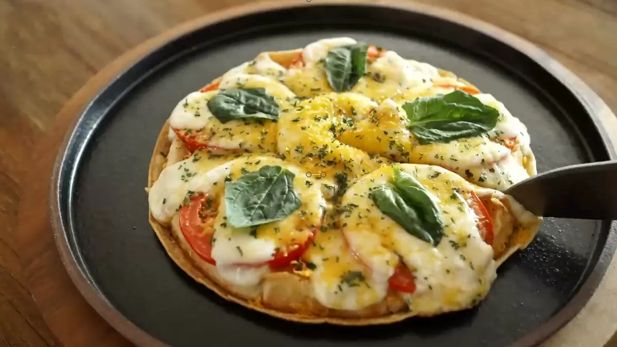 Новый взгляд на пиццу: томатно-яичная изысканность с хрустящей корочкой