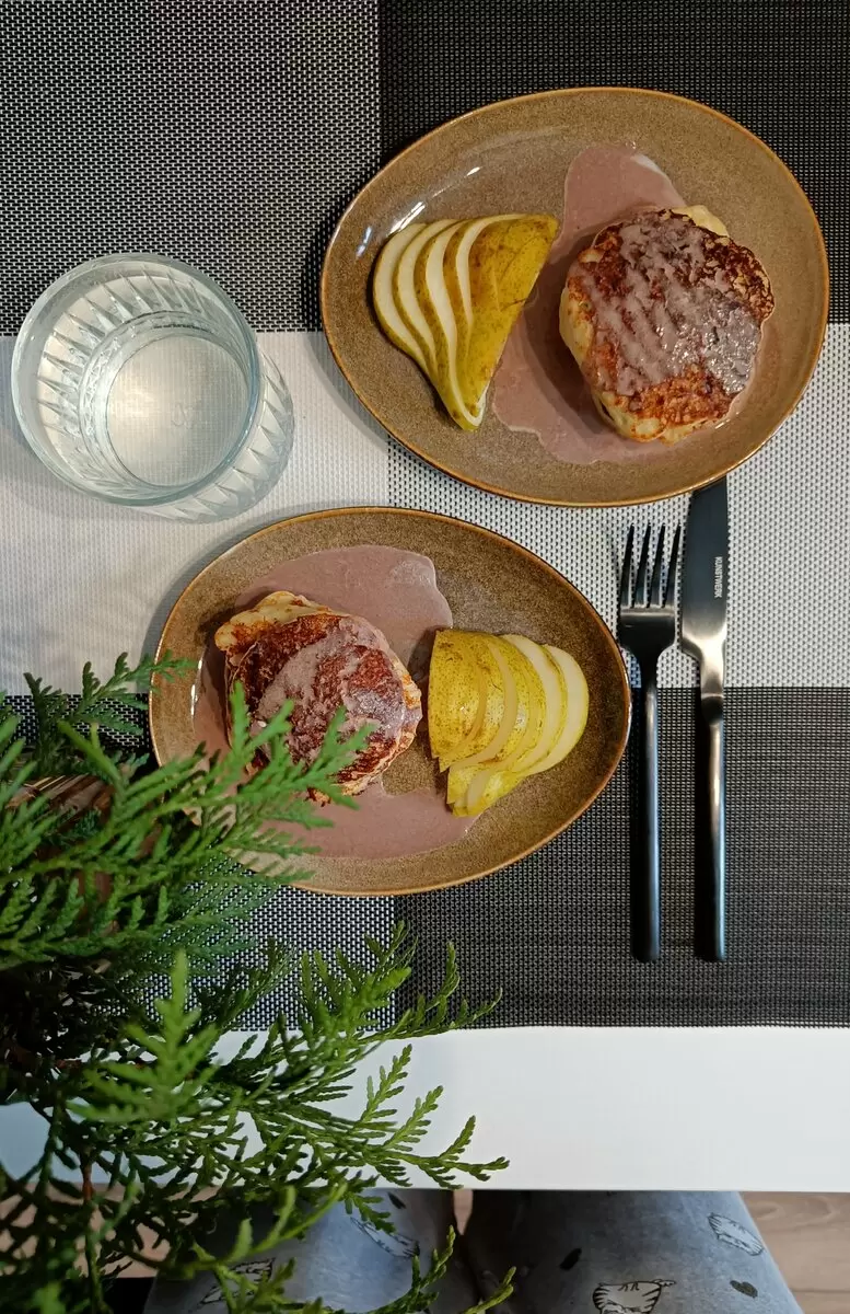 Творожные панкейки с грушей и кардамоном: легкое угощение для гурманов