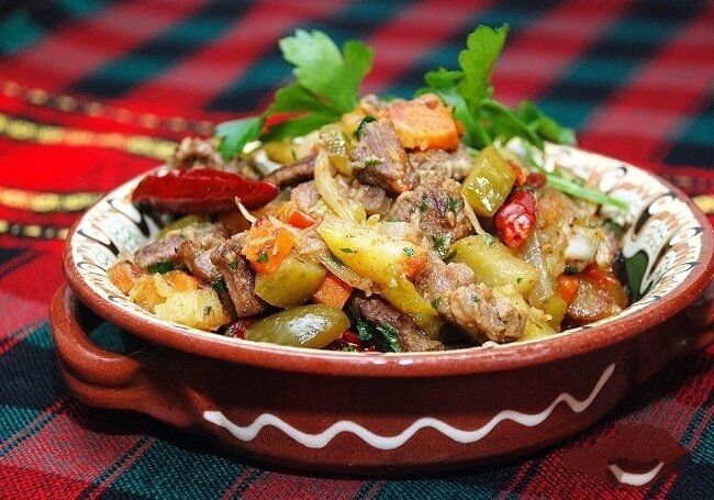 Изысканное тушеное мясо с овощами и огурчиками
