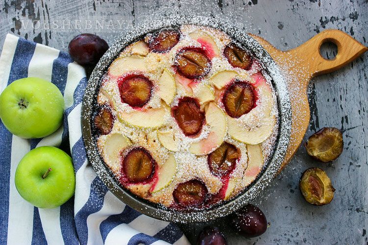 Ароматный пирог с яблоками и сливами